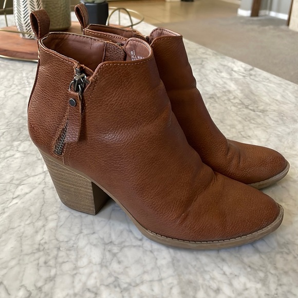 Universal Thread Heeled Booties w/dual zipper sides - Picture 1 of 10